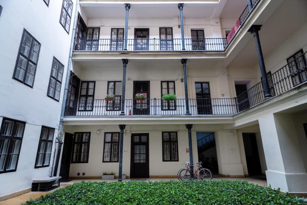Lovely Downtown Apartment Close To The Basilica Будапеща Екстериор снимка