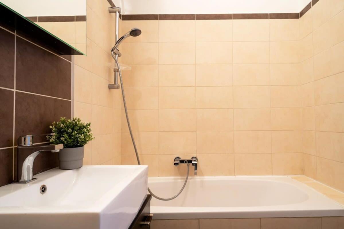 Lovely Downtown Apartment Close To The Basilica Будапеща Екстериор снимка
